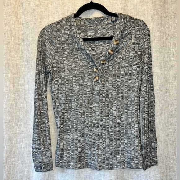 WOMEN'S Ana Vneck top size small - Picture 1 of 6